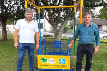 MUNICÍPIO INSTALA PARQUINHO INFANTIL E BRINQUEDOS ADAPTADOS