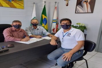 *Prefeito Jamil Pech assina convênio de apoio a produção de uva*